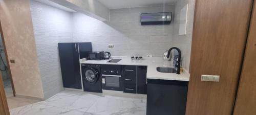 Il comprend une cuisine équipée d'un évier et d'un lave-linge. dans l'établissement Kech vacations luxury Guest friendly 2 bedroom apartment, à Marrakech