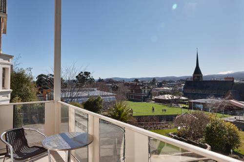 uma varanda com 2 cadeiras e vista para a cidade em Auldington Hotel em Launceston