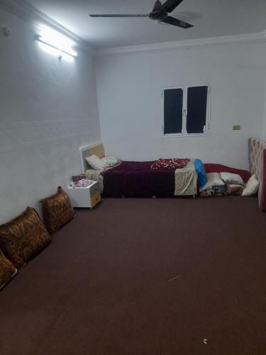 una camera con un letto e un divano. di بيت للإيجار اليومي / House for daily rent a Al Bulaydah