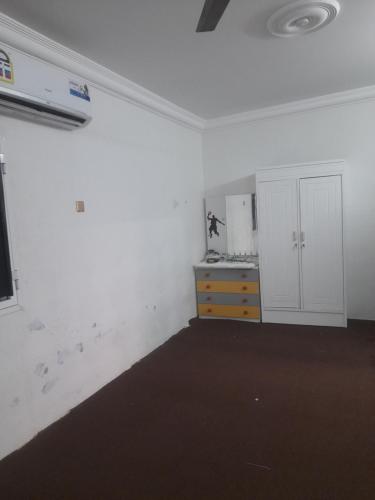 una stanza vuota con una parete bianca e un armadio di بيت للإيجار اليومي / House for daily rent a Al Bulaydah