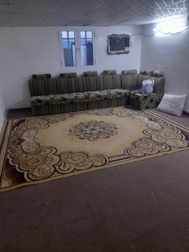 un soggiorno con divano e tappeto di بيت للإيجار اليومي / House for daily rent a Al Bulaydah