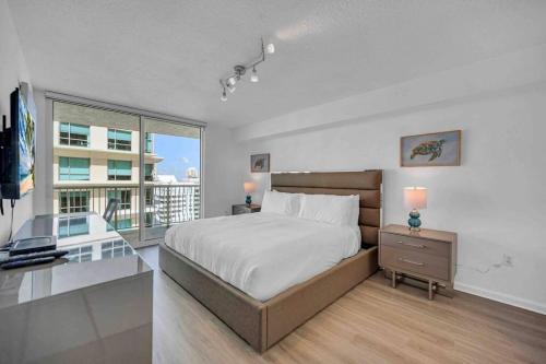 una camera con letto, scrivania e finestra di Spacious 36th FLR 1 BD 1 BT • Brickell • Bay View a Miami