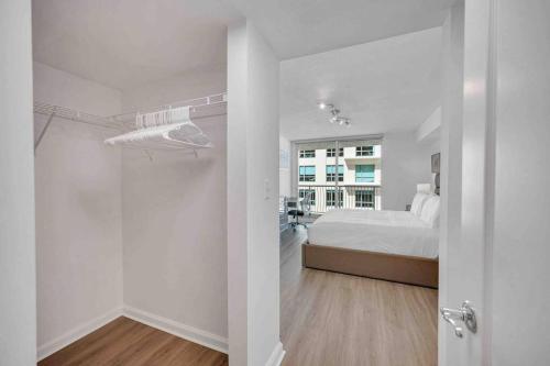 una camera bianca con un letto e una finestra di Spacious 36th FLR 1 BD 1 BT • Brickell • Bay View a Miami