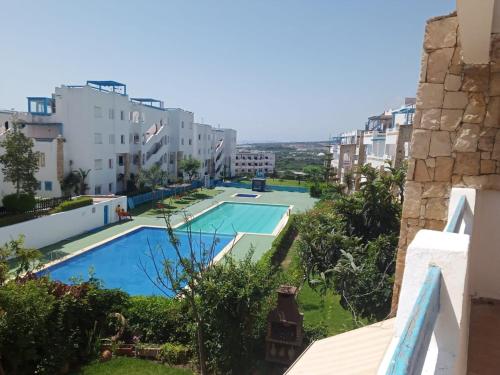 vista para uma piscina a partir de um edifício em Résidence Al Cudia Smir - Plage Riffiyenne em Fnideq