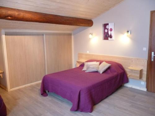 - une chambre avec un lit et une couverture violette dans l'établissement Charmant appartement aux Gets, près des pistes, 4 pers, parking, TV, lave-vaisselle, navette à 10m - FR-1-671-145, aux Gets