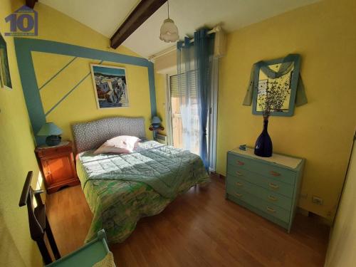 a bedroom with a bed and a dresser at Maison Valras-Plage, 3 pièces, 4 personnes - FR-1-781-39 in Valras-Plage