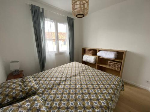 Schlafzimmer mit einem Bett und einem Fenster in der Unterkunft Appartement Itxassou, 2 pièces, 3 personnes - FR-1-495-136 in Itxassou