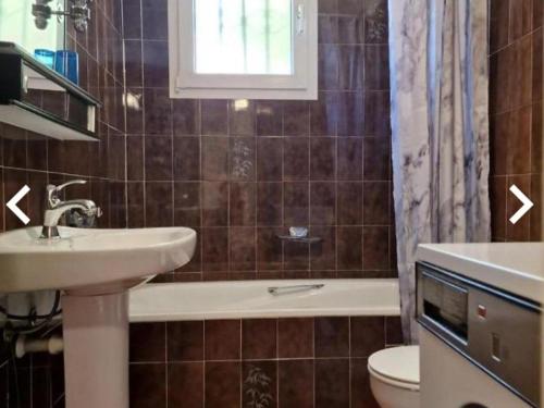 ein Badezimmer mit Waschbecken und Toilette und einem Fenster in der Unterkunft Casa Rubens – Vistas al mar | Playa a 7 min | Parking - ES-258-104 in Roses