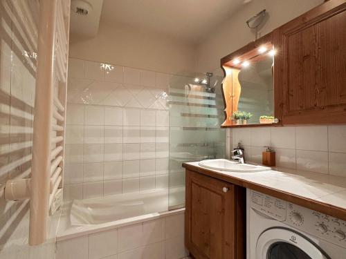 Koupelna v ubytování Confortable Appartement T3 au Centre avec Animaux admis - FR-1-624-158