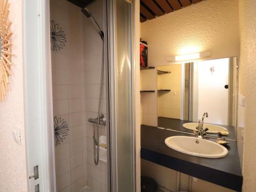 une salle de bain avec un lavabo et une douche dans l'établissement Studio avec terrasse, piscine, parking et clim au Grau-du-Roi - FR-1-307-256, au Grau-du-Roi