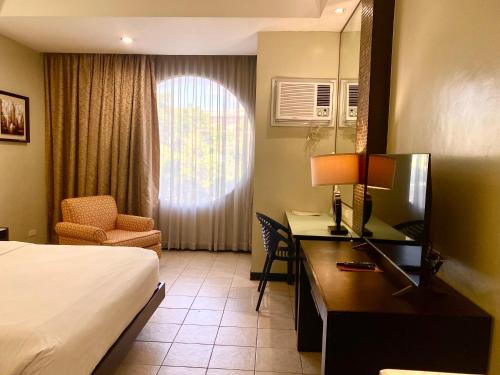 Ein Bett oder Betten in einem Zimmer der Unterkunft Circle Inn Hotel and Suites Bacolod