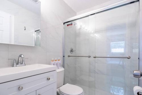 Ένα μπάνιο στο Charming 2 bed 1 bath Gem 10 min to Beach!
