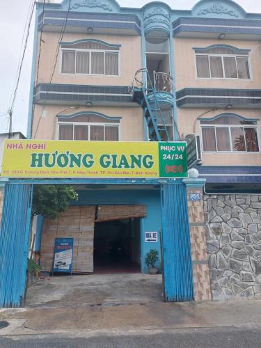 a building with a sign that reads hong chang at Nhà Nghỉ Hương Giang in Xóm Cây Sanh
