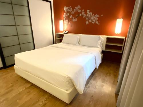Ein Bett oder Betten in einem Zimmer der Unterkunft Circle Inn Hotel and Suites Bacolod