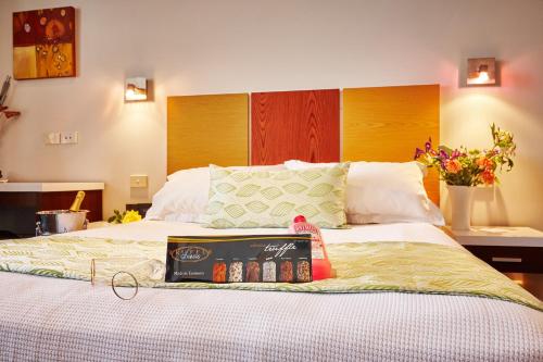 una camera d'albergo con un letto con una scatola sopra di Auldington Hotel a Launceston