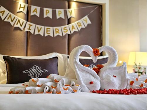 The Sukosol Hotelにあるベッド