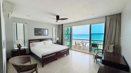 Ένα ή περισσότερα κρεβάτια σε δωμάτιο στο Absolute Beachfront villa