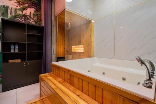 胡志明市的住宿－Hoa Hồng Hotel Ho Chi Minh City，浴室配有大型白色浴缸和水槽