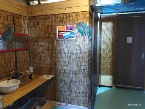 Łazienka z umywalką i ścianą wyłożoną kafelkami w obiekcie ImagineWestOcean - Vacation STAY 15916 w mieście Suo Oshima
