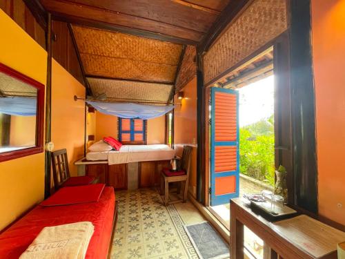 Habitación pequeña con 2 camas y ventana en Beach Bar Hue Hostel, en Hue
