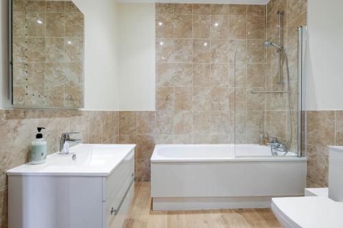 Ванная комната в Luxury Apartments 2 Bedrooms Central Maidenhead
