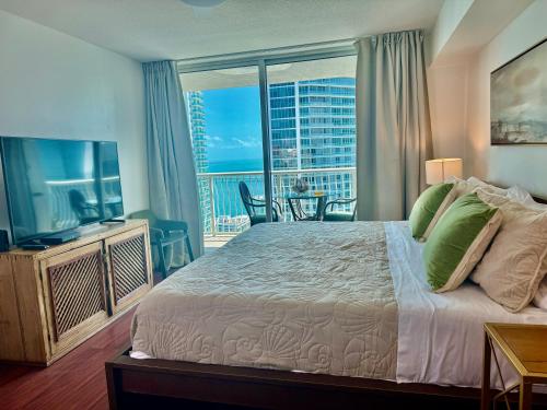 um quarto com uma cama grande e uma janela grande em Brickell Miami Unit, Amazing view, balcony, Pool, 1 free Parking em Miami