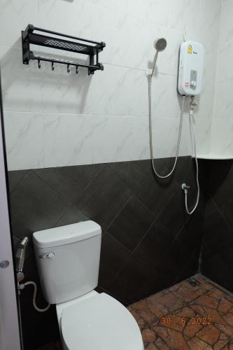 a bathroom with a toilet and a shower at เช็คอินรีสอร์ทชัยนาท Check-in resort in Ban Khao Khayai (1)