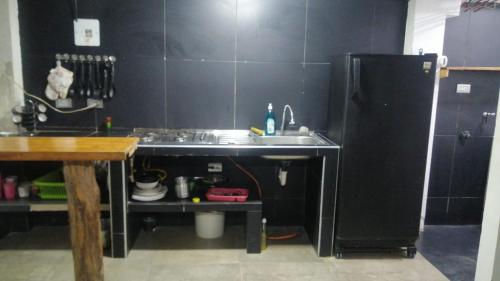 Elle comprend une petite cuisine équipée d'un évier et d'un réfrigérateur. dans l'établissement Apartamento hermosa vista, à Líbano