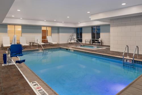 ein großer Pool in einem Hotelzimmer in der Unterkunft Holiday Inn Express Hotel & Suites Terre Haute, an IHG Hotel in Terre Haute