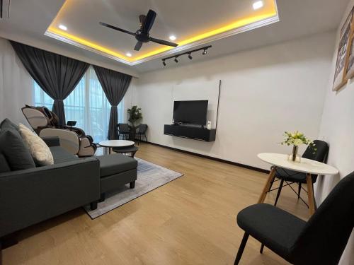 uma sala de estar com um sofá e uma televisão em Homestay Tawau With Seaview. Anekayangan Homestay em Tawau