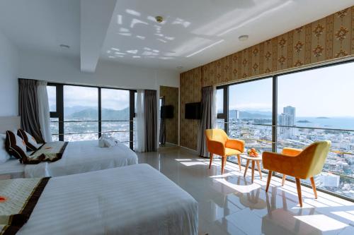 een hotelkamer met 2 bedden en een groot raam bij Napoleon Nha Trang Hotel in Nha Trang