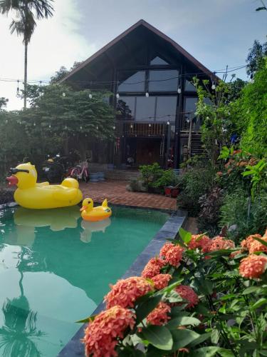 two rubber ducks in a swimming pool in a garden at 1989 Villa in Việt Trì