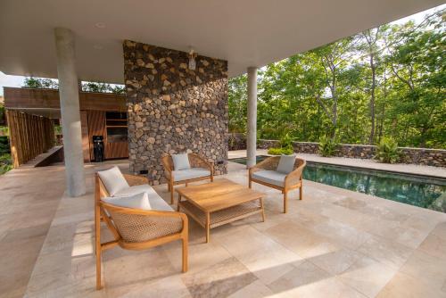 een patio met stoelen en een zwembad bij Villa Lantana in Umeanyar