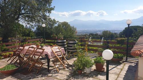 eine Terrasse mit einem Tisch, Stühlen und einem Zaun in der Unterkunft Room in Apartment - Beb apartment Pompeii Rendine in Boscotrecase