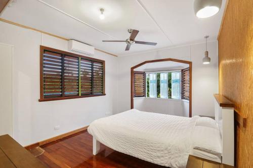 Un pat sau paturi într-o cameră la Charming Traditional Queenslander - Close To City