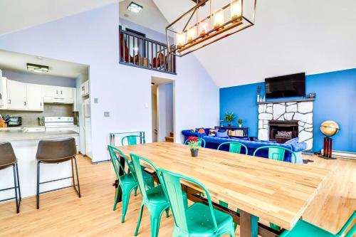 Köök või kööginurk majutusasutuses WaterFront Chalet wHotTubDiscoballSaunaPool