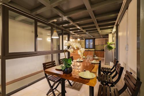 Un comedor con mesa y sillas de madera. en Trinh's House - Hang Bong, en Hanói