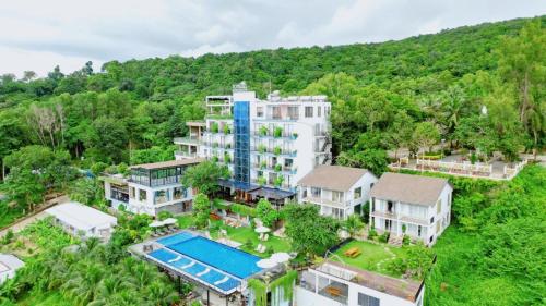 einen Luftblick auf ein Resort mit einem Pool in der Unterkunft Tom Hill Boutique Resort & Spa in Phu Quoc