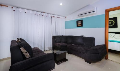 a living room with two chairs and a couch at Hotel Puerto Bahia in San Gil