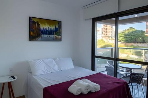 a bedroom with a bed with two towels on it at H.E 301 · Lindo Apt com Varanda - Caminho das árvores in Salvador