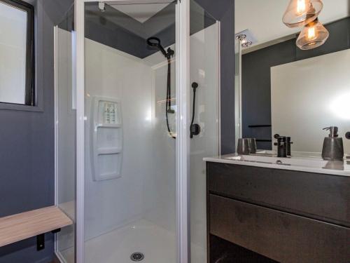 La salle de bains est pourvue d'une douche et d'un lavabo. dans l'établissement Sno Ruapehu - Horopito Holiday Home, à Raetihi