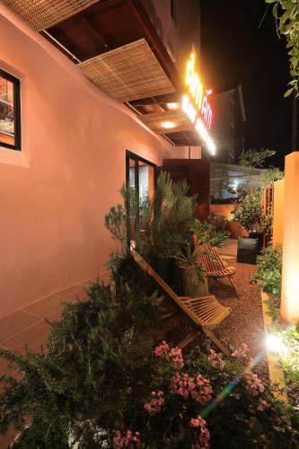 a group of benches in front of a building at Âm Ấm Đà Lạt Boutique Hotel & Cozy Bistro in Khu Chi Lăng