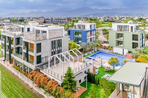 - une vue aérienne sur un bâtiment avec une piscine dans l'établissement 寗夏時光, à Dongshan