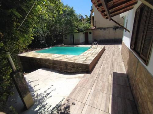 Πισίνα στο ή κοντά στο Casa espaçosa com Piscina e Churrasqueira em Penedo