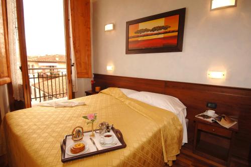 En eller flere senger på et rom på Hotel Palazzo Vecchio