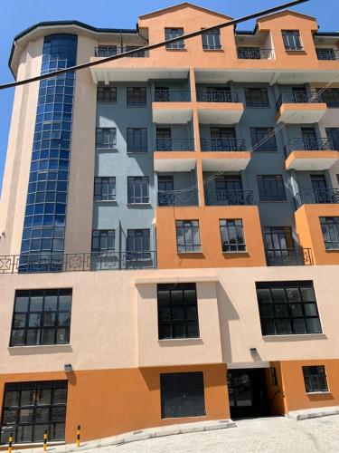 un grand bâtiment avec de nombreuses fenêtres dans l'établissement Lionea Homes, à Nakuru