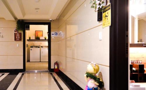 台北的住宿－晶城青年旅館 4f，大楼的走廊,里面设有厨房