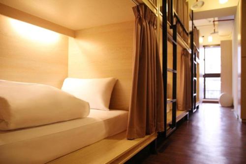 sypialnia z białym łóżkiem w pokoju w obiekcie 晶城青年旅館 4f w Tajpej