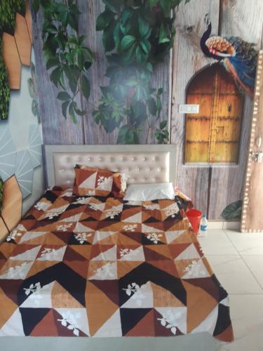 Postel nebo postele na pokoji v ubytování Prabhat guest house