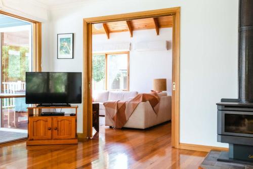TV a/nebo společenská místnost v ubytování Merricks Beach Hideaway
